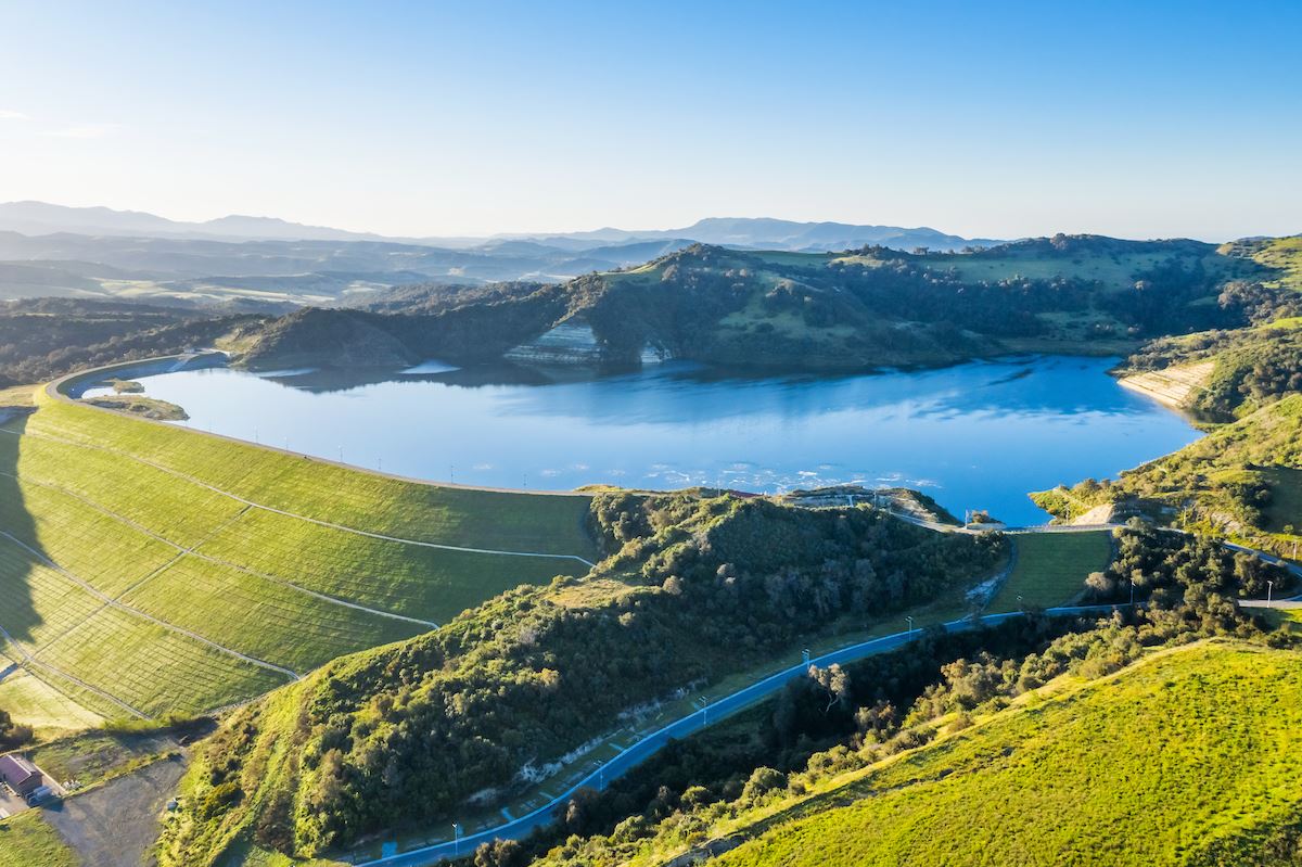 🌊 Big news from the heart of OC! Trampas Canyon Reservoir, the largest recycled water reservoir in Orange County, is making waves by reaching 90% capacity for the first time! #WaterResilience #OCWater #RecycledWater #SustainableCA @SMWDwater