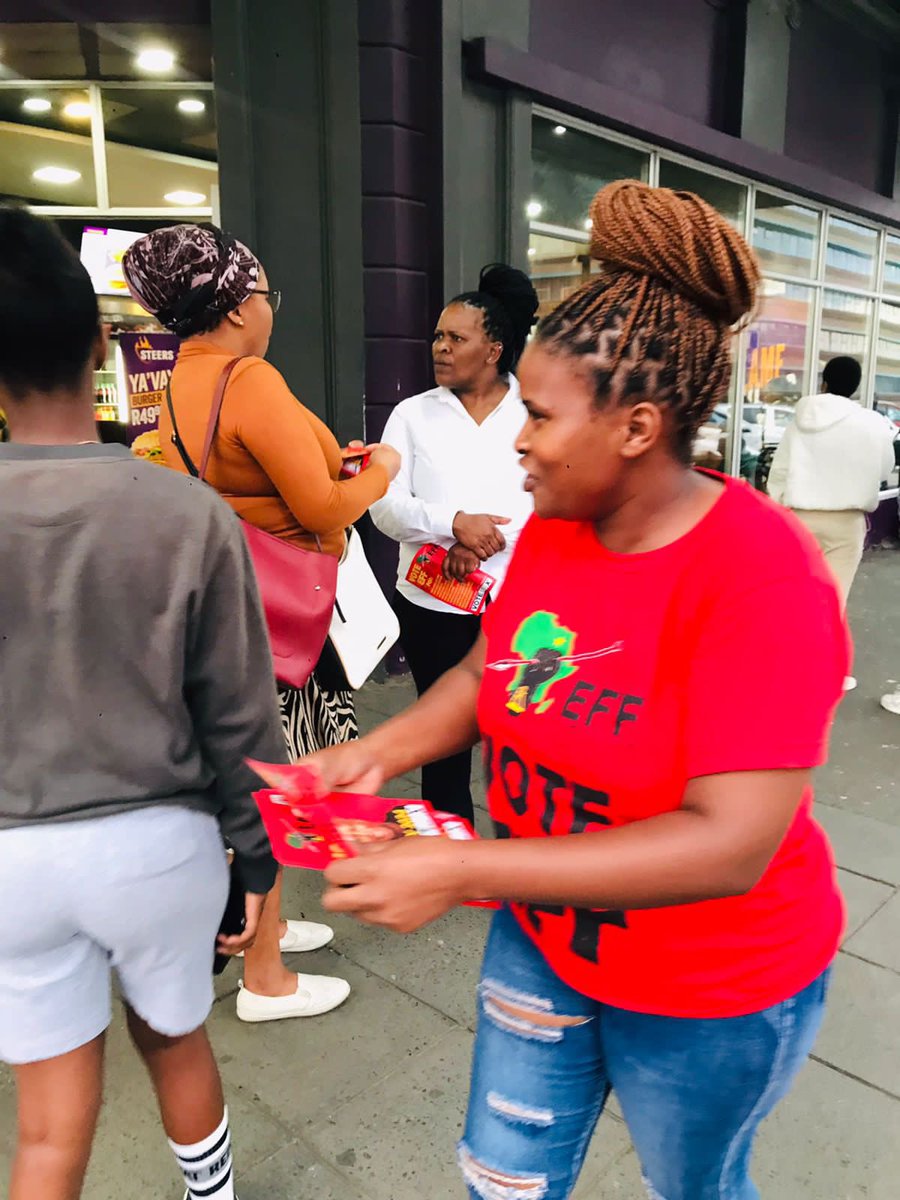♦️In Pictures ♦️

Eastern Cape EFF Mlungisi Madonsela led by Cmsr @Khanya_bungane, spreading the message of Economic Freedom everywhere. 

Re strateng 📍

#VoteEFF
#MlungisiMadonselaBattallion