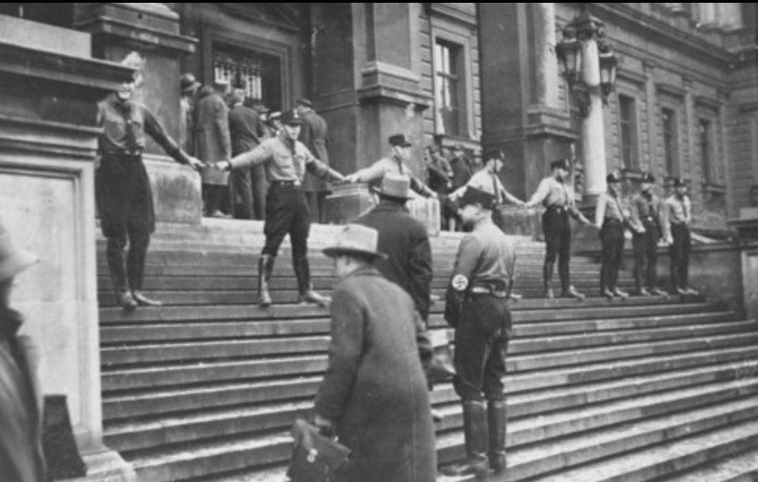 vienna, 1938. giovani nazisti fanno picchetto all'università per non fare entrare studenti e docenti ebrei. dove l'ho già visto?
