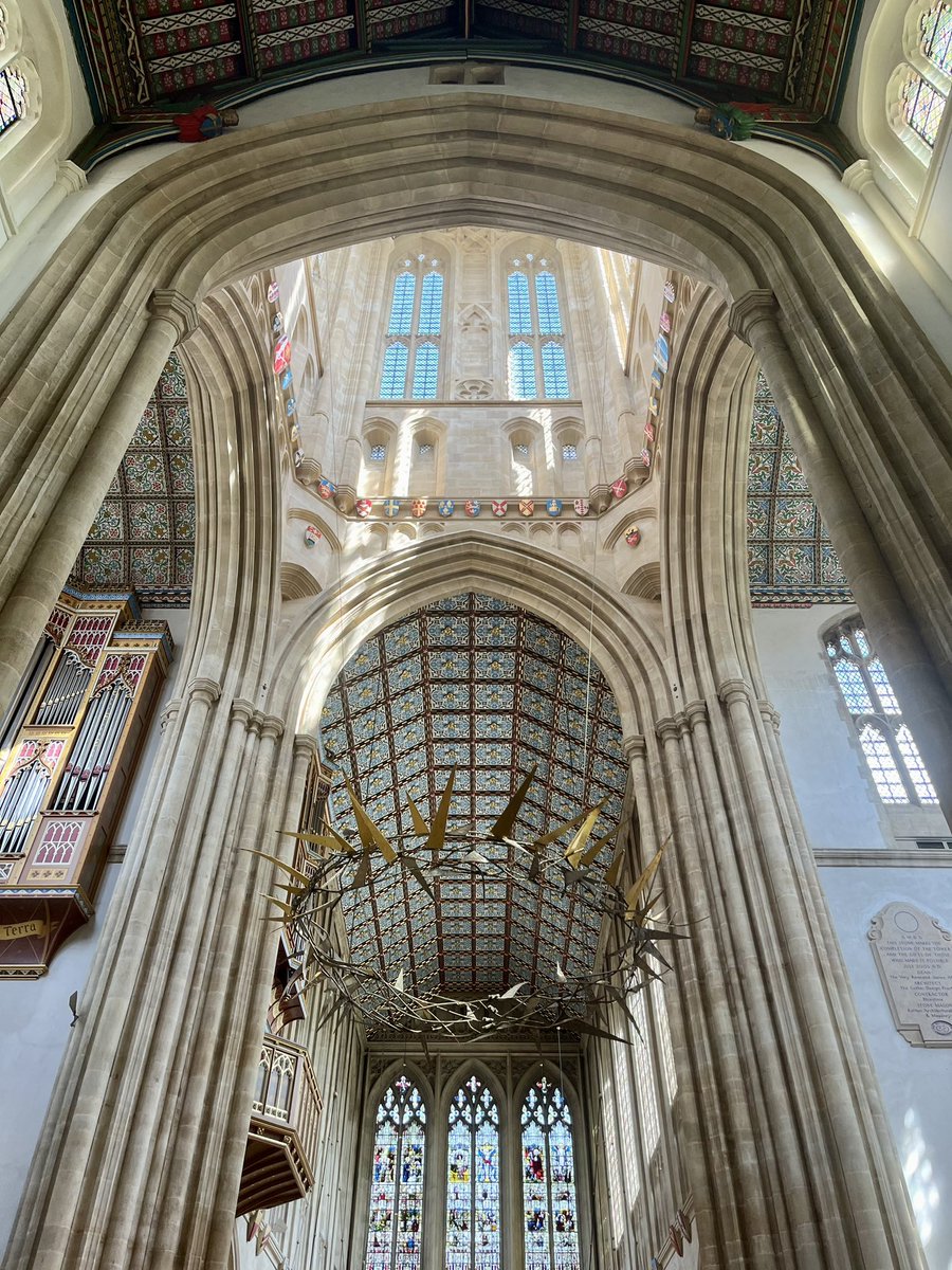 St. Edmundsbury Cathedral is unusual in still being under construction throughout the C20th - with the tower, a chapel and cloisters the last to be added in the 2000’s. It’s simply stunning & has a special atmosphere. The design and craftsmanship are top notch! 🤩❤️ A 📸 thread…