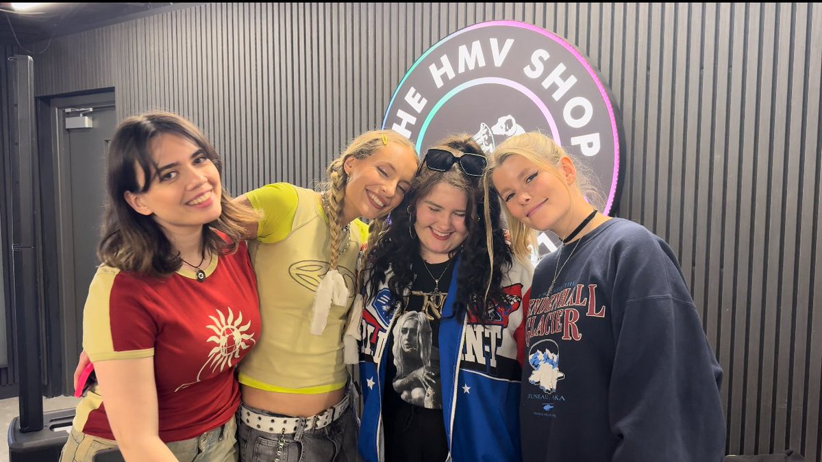 shazbow16x's tweet photo. reunited with my babies 💙💙💙💙 https://t.co/cnxtuCFhzl