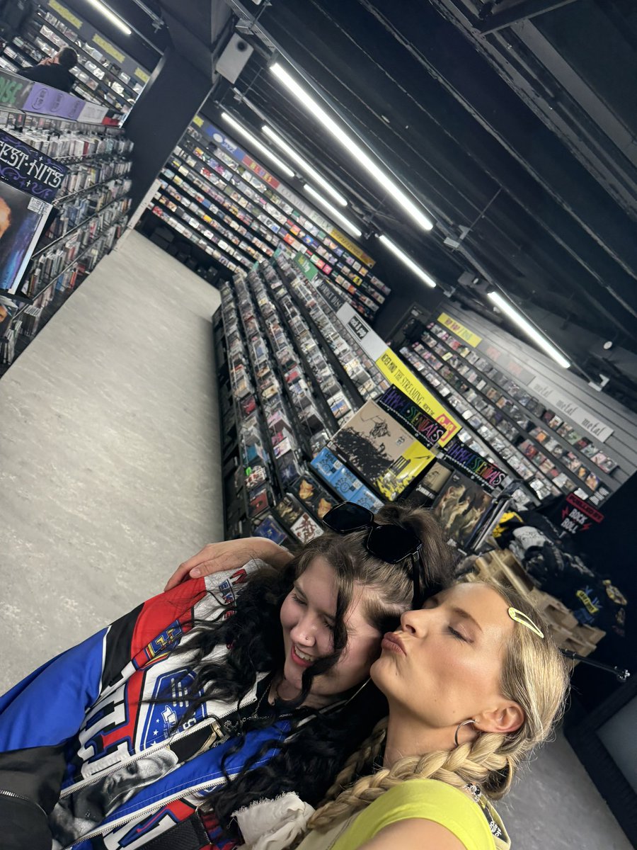 shazbow16x's tweet photo. reunited with my babies 💙💙💙💙 https://t.co/cnxtuCFhzl