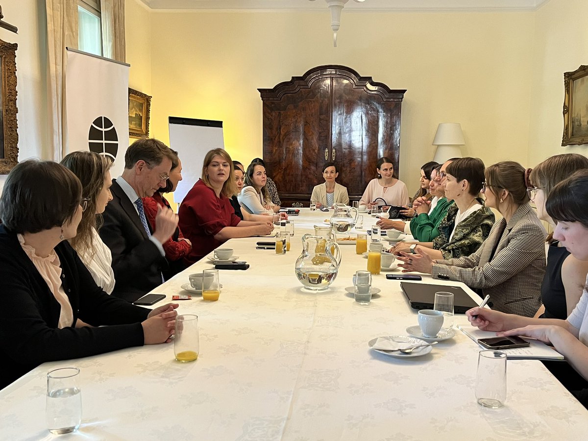 Jak je nizozemský <a href="/Clingendaelorg/">Clingendael Institute</a> inspirující pro think-tanky zaměřené na mezinárodní vztahy, tak je jeho ředitelka <a href="/Monika_Sie/">Monika Sie Dhian Ho</a> vzorem pro expertky✨Dnešní setkání našeho <a href="/AMO_cz/">AMO</a> #NetworkZen byla čistá radost, inspirace i výživné food for thoughts💪Děkujeme #DutchEmbassyInPrague!