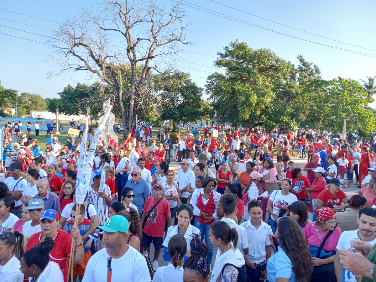 El poblado La Fe en la #IslaDeLaJuventud realizó un gran desfile por el #1Mayo #PorCubaJuntosCreamos #SíSePuede #PorUn26EnEl24 #SentirPinero