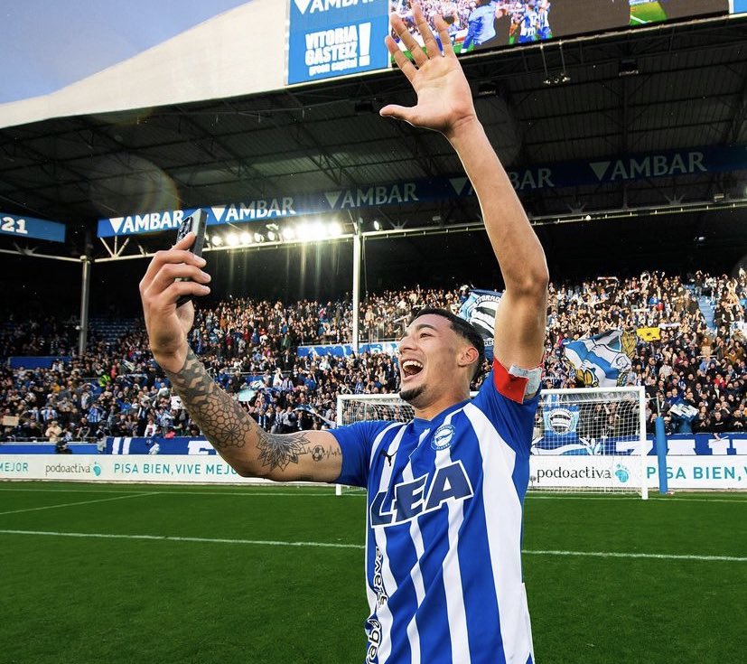 “Estoy aprovechando los minutos que estoy teniendo, creciendo y disfrutando del momento, de hacer goles, jugar y el equipo ganando”. “Es un fútbol muy exigente. Estoy jugando de doble 5 más suelto y con llegada al área”. 🗣 Carlos Benavidez futbolista uruguayo del @Alaves