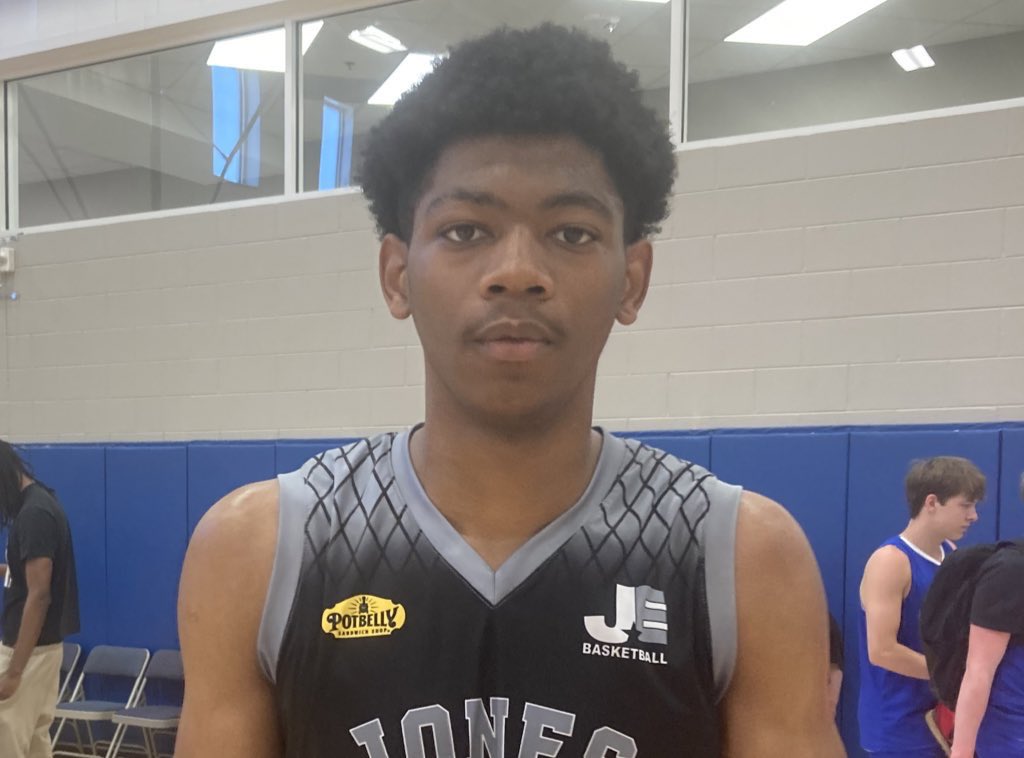 Demetrius Duffy is a lengthy forward who affects the game as a rebounder and rim-runner. The rising senior plays with tenacity and energy when the ball is tipped. STORY: ontheradarhoops.com/otr-hoops-day-…