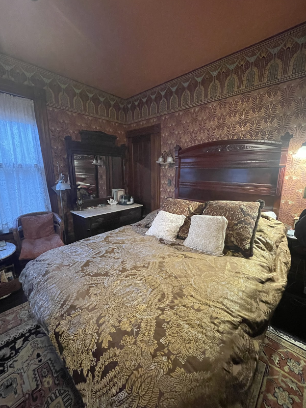 AllenhouseA's tweet photo. Slumber in style amidst the rich tapestries of The Allen House 🌜✨. Our rooms offer a harmonious blend of historic charm and plush comfort, ensuring every night is as enchanting as the decor. #ElegantSlumber #HistoricCharm #NightAtTheAllenHouse #DreamInLuxury https://t.co/9tZSPfwrzI