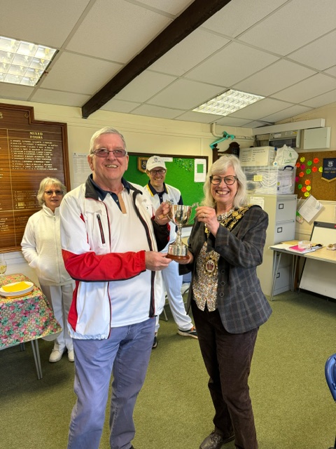 My Mayoral Bowls competition was held at Radnor Gardens at the Strawberry Hill Bowls Club. Hampton Bowling Club won, well done to all. There was, as always, friendly rivalry, a warm welcome & even the sun came out to warm us all. Thanks.