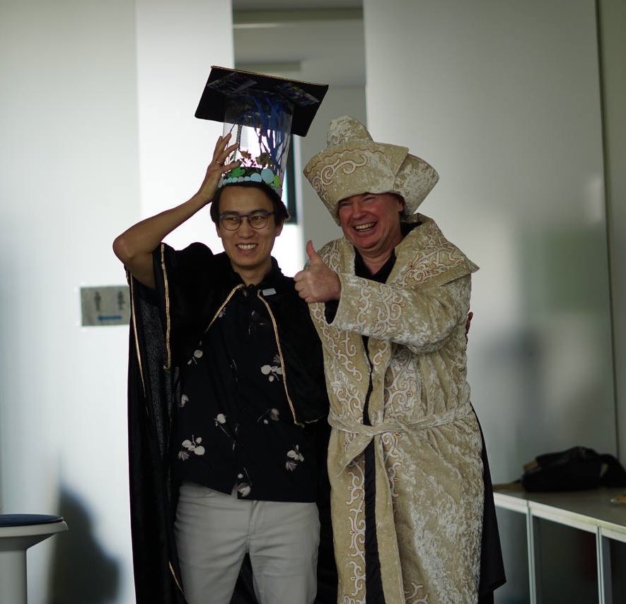 Congratulations to @AskarbekOrakov, who successfully defended his PhD at the @Uni_WUE today! Peer is dressed in a Kazakh traditional “Shapan”, which is given to honorable people – a gift from Askarbek's and his wife's families. Thank you very much for this! @EMBLHeidelberg