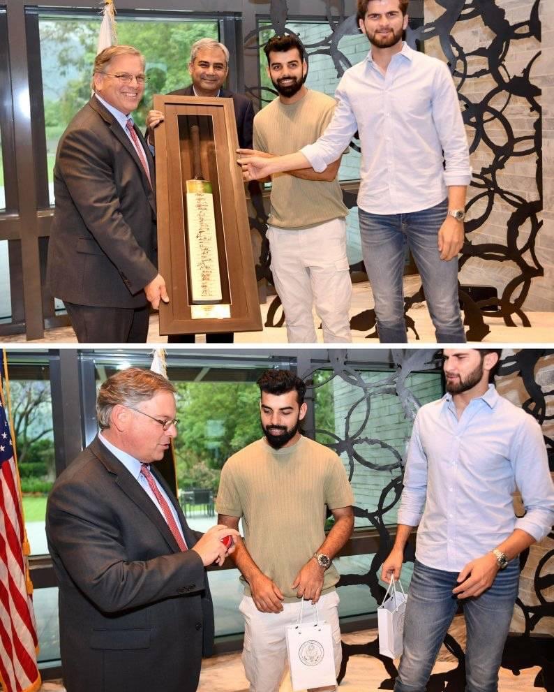 American Embassy Islamabad gifted bat balls to Shaheen Afridi and Shadab Khan. #T20WorldCup #PakistanCricket