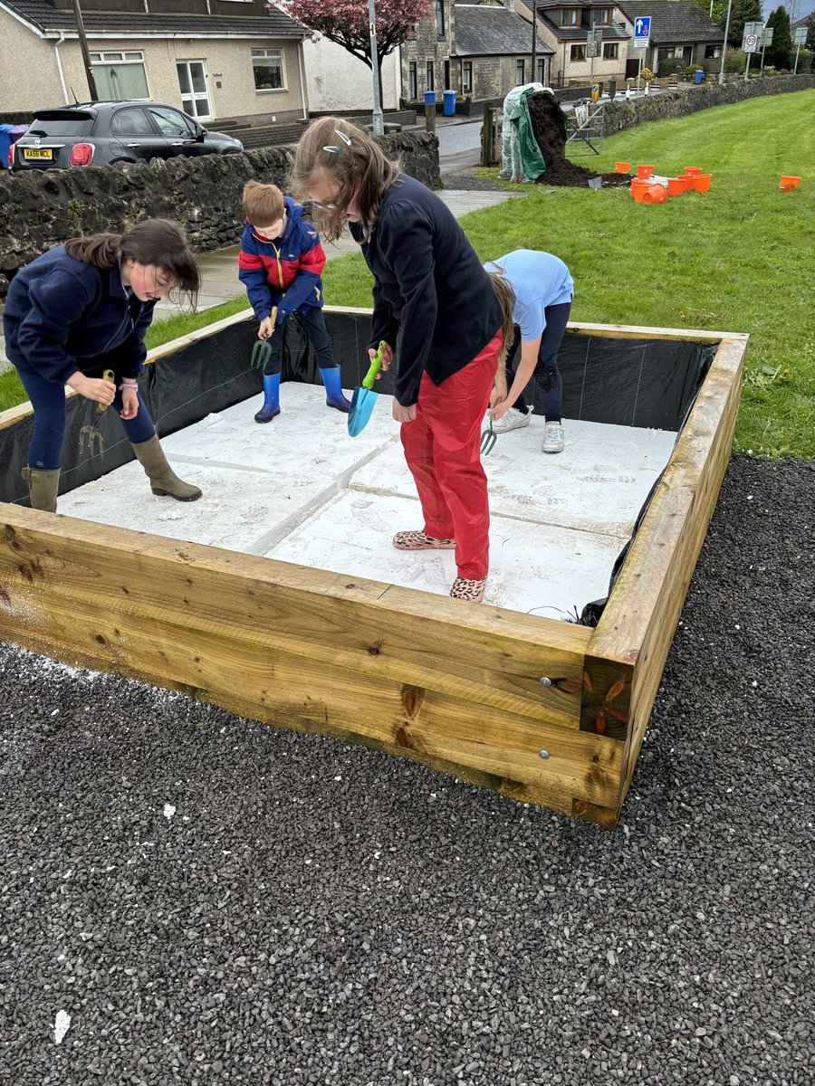 A great day preparing our raised beds! Thanks to Mrs C and Mr D for helping. Thanks to Gateside Nurseries and CK  Contracts too! #communitygarden @TheGlobalGoals