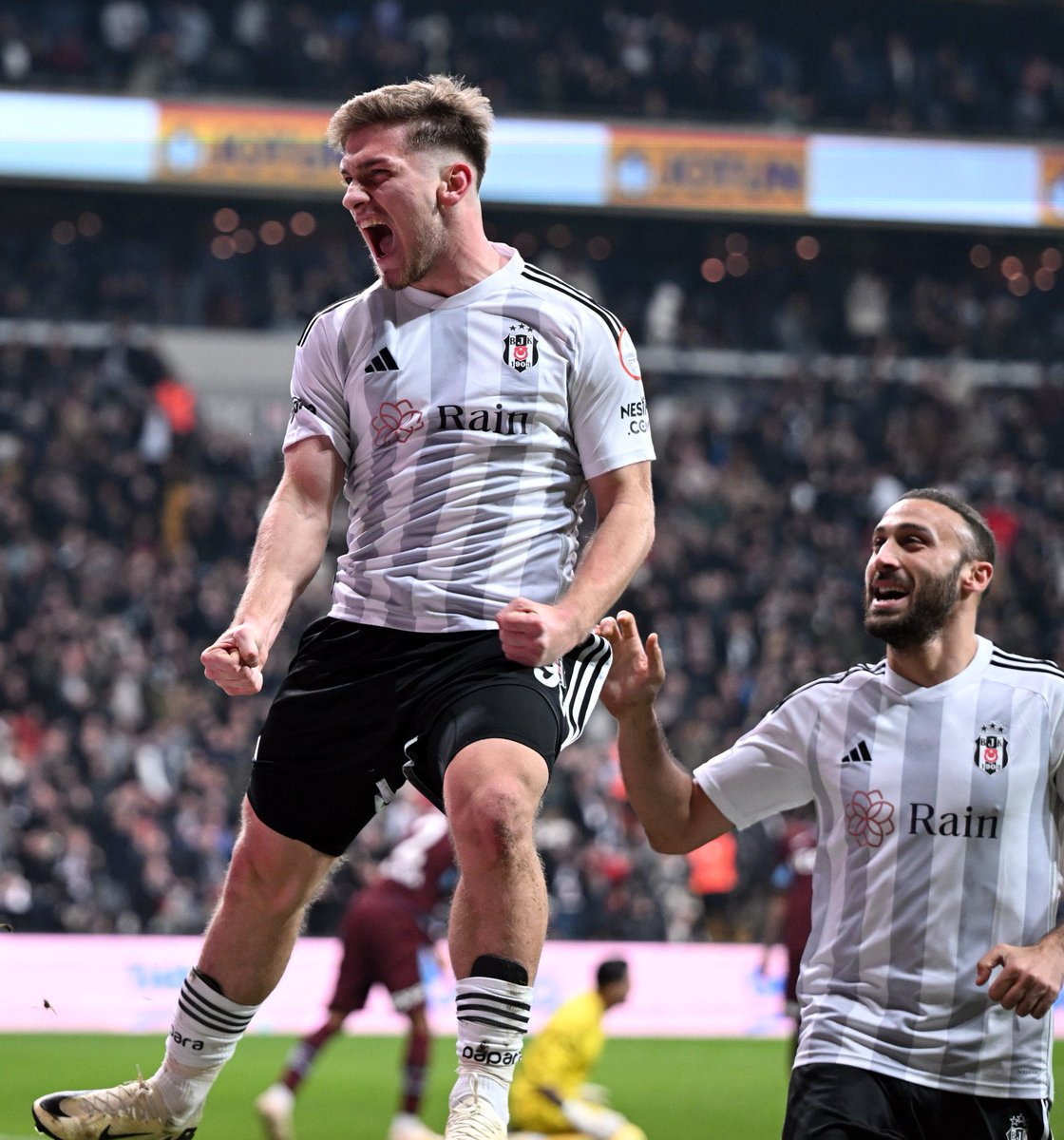 Fulham şef scoutu Brian Talbot, İstanbul’a gelerek Semih Kılıçsoy'un transferi için Beşiktaş’la ön görüşme yaptı.

• Fulham, 15 milyon euro bütçe ayırdığını söylerken; Beşiktaş, Semih için belirlediği bedelin daha fazla olduğunu iletti. (Sercan Dikme)