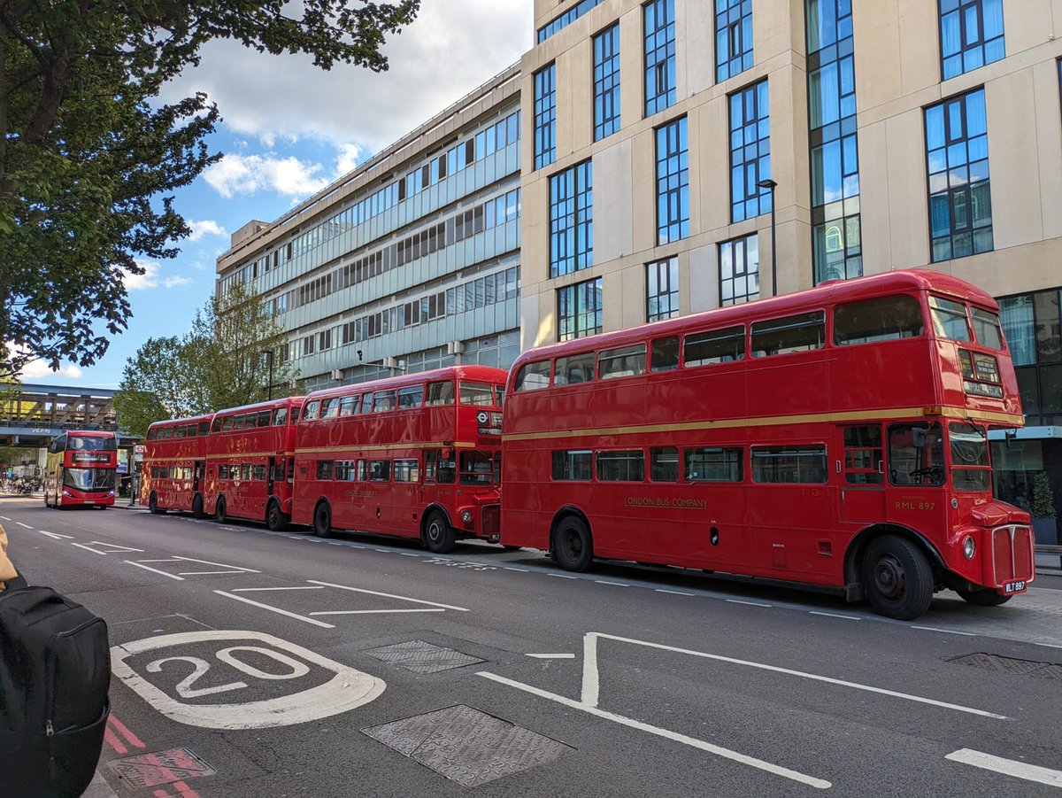 Routemaster buses lined up in Blackfriars Road (📸 @Siunausta)