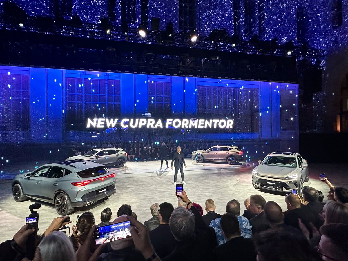 C’était hier soir : présentation mondiale des Cupra Formentor et Léon restylées. Ça dit quoi de ce nouveau style façon nez de requin ? #Cupra #CupraFormentor