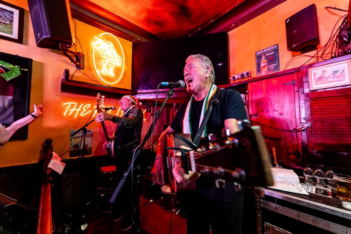 Watch: The Wolfe Tones perform surprise London gig at Finsbury Park pub londonworld.com/whats-on/the-w…