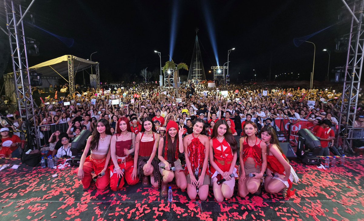 BINI_ph's tweet image. #BINI : Feels like summer when I’m with you, parang kantahan &amp;amp; ihawan w/ Dagupeños! 🎶🙌🏻

Oh shux! Mas mainit pa sa 41° heat index ang suporta ng more than 10,000 crowd at #CokeStudioBangusFestival! Love you saur much!!

PS: Ingat &amp;amp; hydrate kayo ha? Update us when you get home!🥺