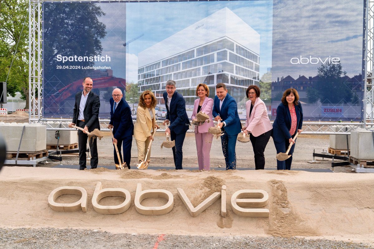 In #Ludwigshafen entsteht das neue Forschungszentrum "LUnA" von <a href="/abbvie_de/">AbbVie Deutschland</a>, wo Spitzenforschung gegen Alzheimer &amp; Krebs betrieben wird. Gemeinsam mit Mitgliedern der Konzernführung, Malu Dreyer &amp; weiteren politischen Vertretern durfte ich beim symbolischen Spatenstich dabei sein.