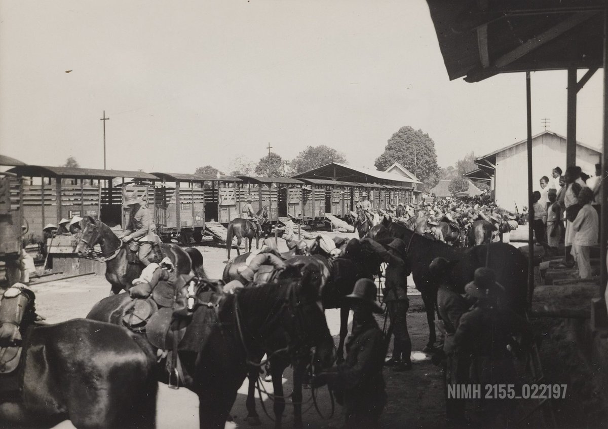 Selain angkutan penumpang dan barang, Belanda mengoptimalkan kereta api untuk angkutan militer di Hindia Belanda. Nampak personil Kavaleri KNIL dan kuda-kudanya disiapkan di Stasiun Manggarai, Batavia beserta rangkaian gerbong pengangkut satwa di latar belakang. Difoto pra 1942.