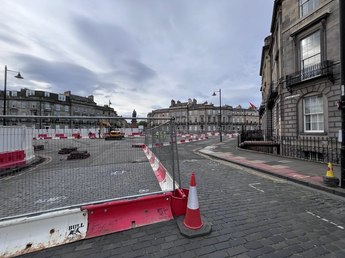 KM_Edinburgh's tweet photo. @Edinburgh_CC TM layout at Melv St statue creates a worrying conflict between Wb cyclists and Nb cars leaving Walker St - I’ve just seen a near miss. Poss for signage to flag oncoming cyclists? https://t.co/NqGG5OmRi6