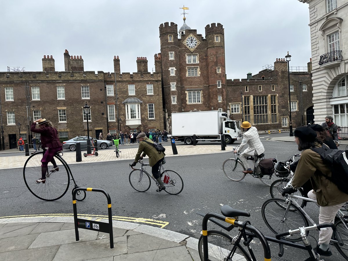 NEW BLOG POST - Celebrating quirky Englishness in style: London’s 2024 Tweed Run berkeleysquarebarbarian.com/2024/04/29/twe…