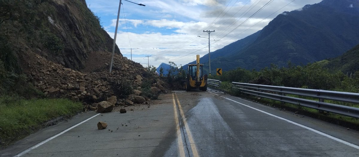 #EmergenciasViales

📌Trabajamos en la limpieza del kilómetro 58 en la vía Cuenca - Molleturo - El Empalme, de competencia de @ObrasPublicasEc.🚧

Conduce con precaución.⚠️

#JotaPrefecto
#AzuayBicentenario
#AzuayPrefectura