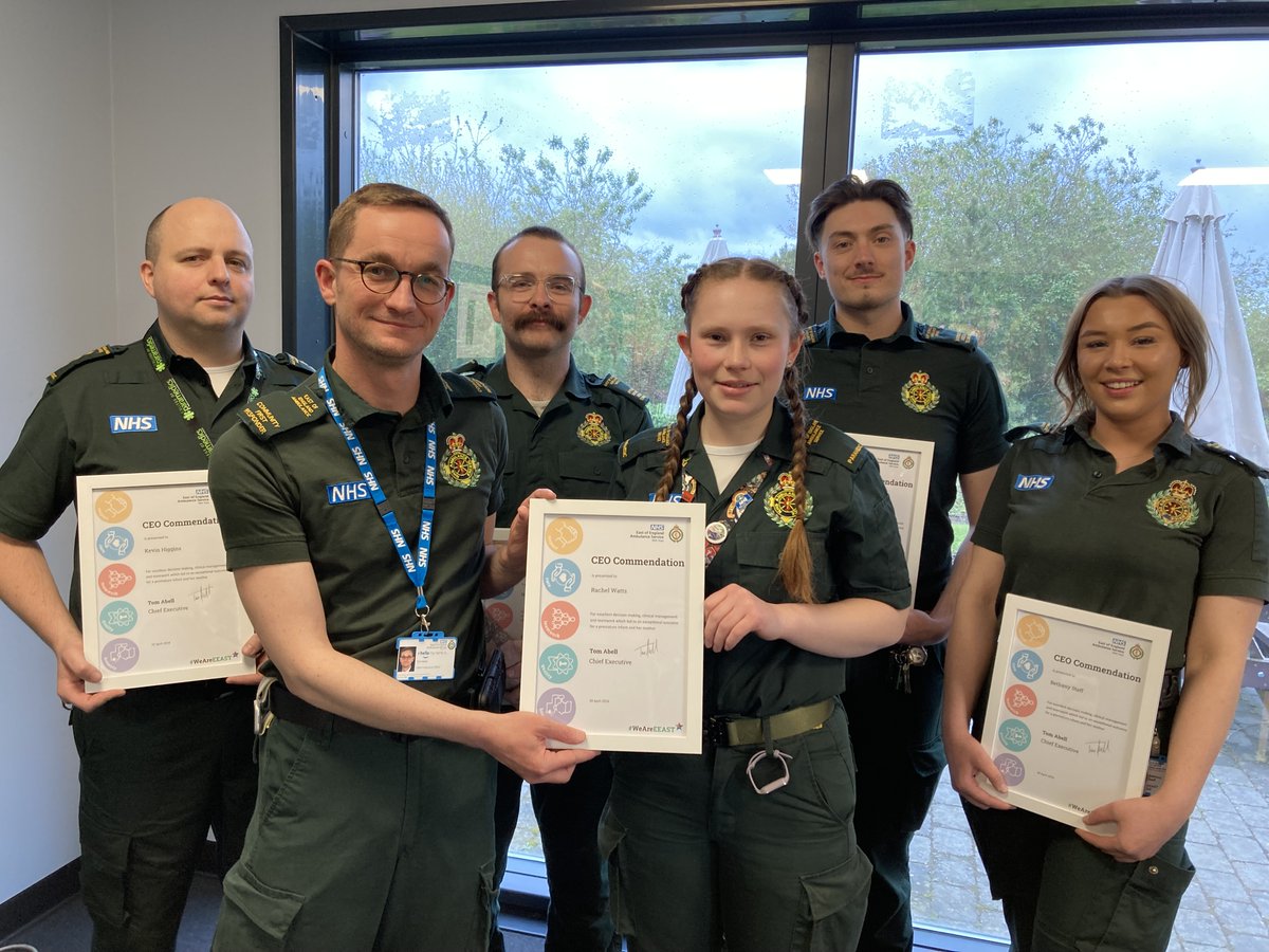 Our emergency responders have been recognised for saving the lives of an extremely premature baby and his mother. @heytomabell awarded the commendations to the six staff members who responded to the call in Chelmsford in February. Read the story 👇 eastamb.nhs.uk/newsroom/comme…
