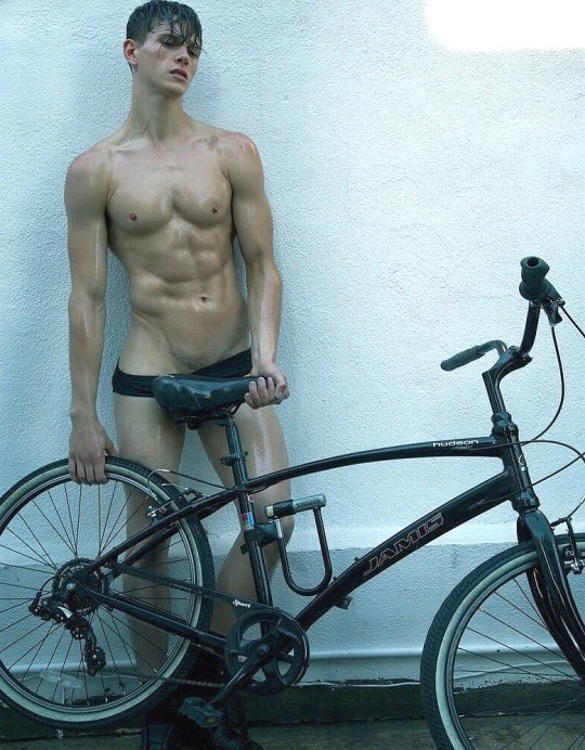 Taram Boyle romancier 🏳️‍🌈 tweet media