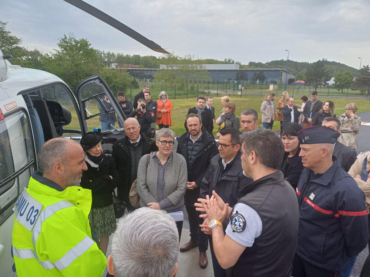 #SoinsUrgents📍03 | Inauguration de l'implantation #hélismur à l'héliport du @Pompiers03 en présence de @CecileCourreges ➡️Ce dispositif financé par l'ARS et @Allierdpt permettra durant les 6 mois à venir de renforcer la couverture de l'aide médicale d'urgence sur le territoire