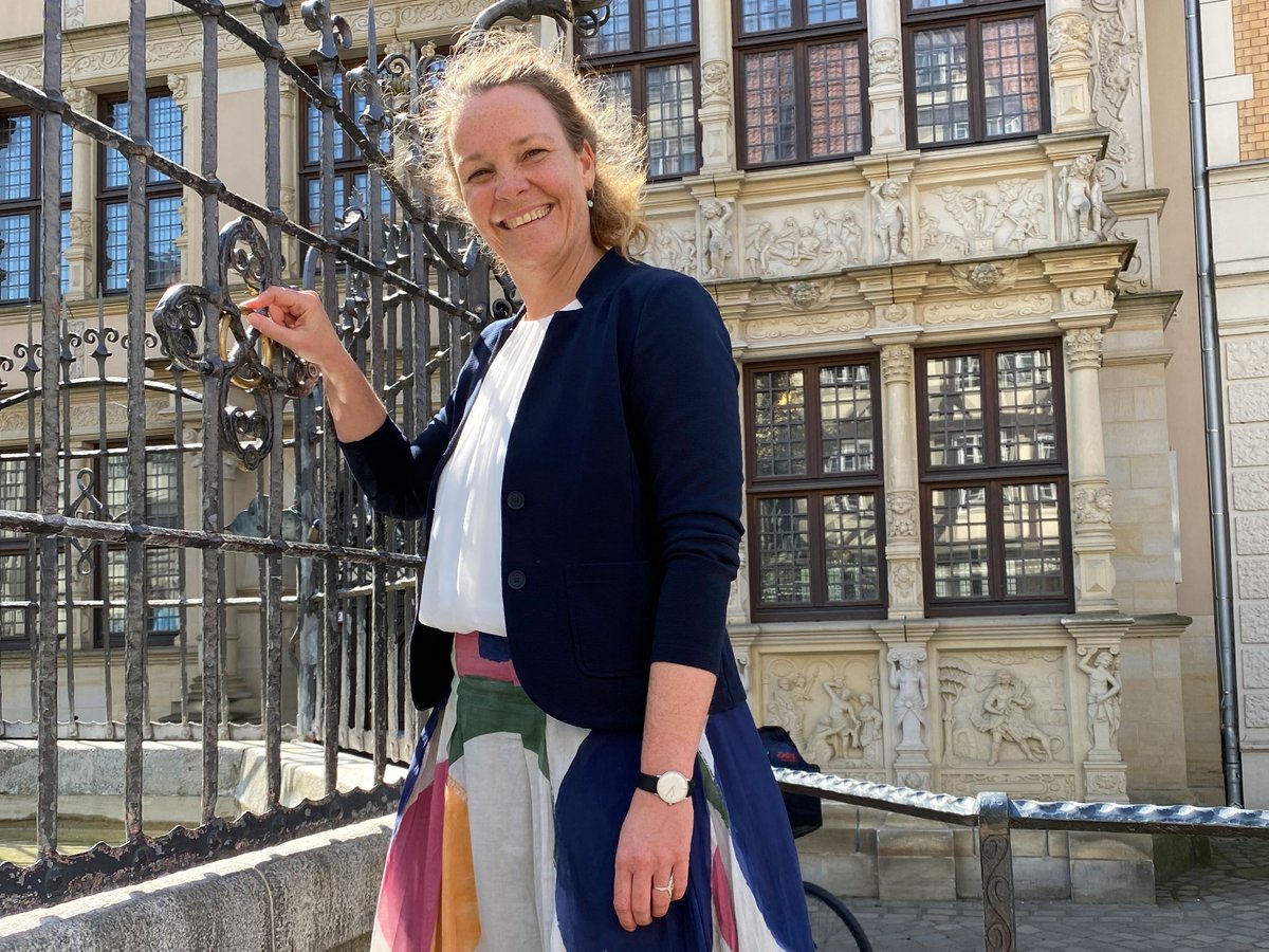 'Wasser marsch' hieß es heute am Oskar-Winter-Brunnen in der Altstadt.⛲ Kulturdezernentin Eva Bender eröffnete dort die Brunnensaison 2024. Die 16 Trinkwasserbrunnen werden traditionell erst nach den Eisheiligen (11. bis 15. Mai) in Betrieb genommen. ▶hannover.de/Service/Presse…