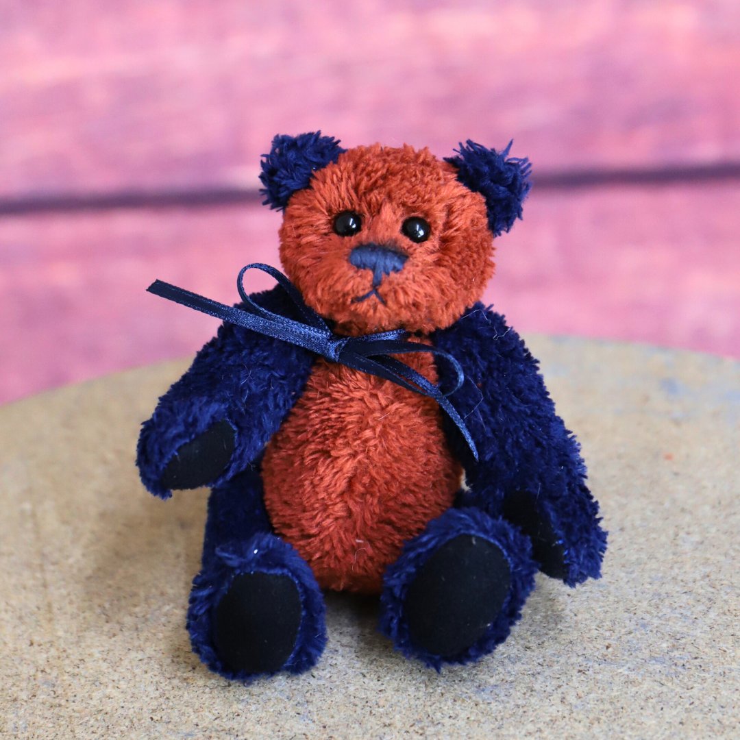 Introducing the cutest addition to your keys - Charlie Bears Tartan Keyring 🐻✨

Available now: teddybearland.co.uk/charlie-bears-…

#Charliebears #mycharliebears #bestfriendsclub #collectabletoys #collectablebears #collectiblebear #teddybearland #collection #charliebearscollection #keyring