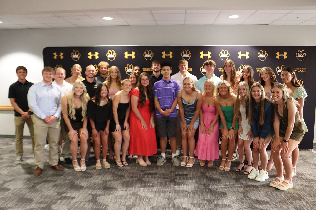 .@WSCSAAC announces Make-A-Wish reveal at Ameritas Awards Banquet. #NSIC #PlayforthePaw wscwildcats.com/news/2024/4/30…