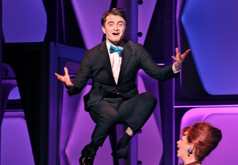 No la consiguió por Equus ni por How To Succeed, pero este año los Tonys se redimieron y le dieron su primera nominación a Daniel Radcliffe por Merrily We Roll Along🫶🏼