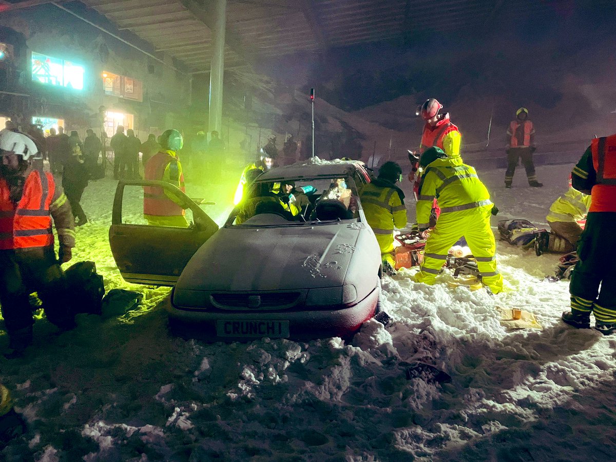 Incredible scenes from our training exercise at @thesnowcentre as dedicated crews from @hertspolice @eastenglandamb @midshires_search_and_rescue and many more in #hemelhempstead 🧵 1/8