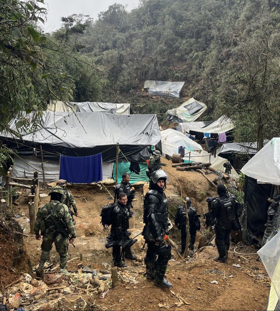 SeguridadCali's tweet photo. 👉🏽Seguimos trabajando por la protección de los #FarallonesDeCali con @PoliciaCali y @Ejercito_Div3. Esta presencia permanente nos permitió capturar a alias ‘el zarco’ principal ecocida, identificar los puntos de minería ilegal y controlar el ingreso de personas al parque natural. https://t.co/hBwZLLLTHd