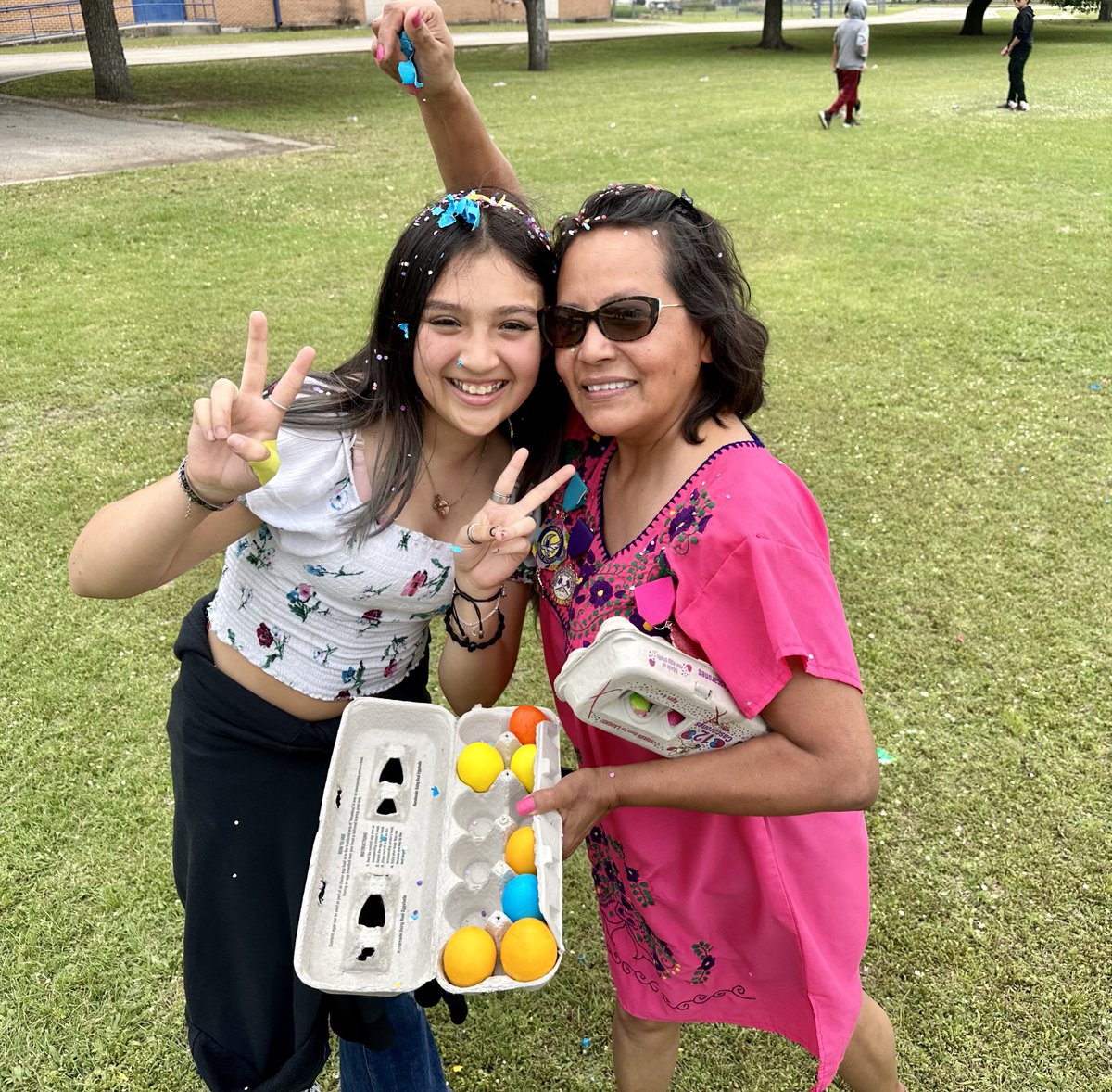 San Antonio ISD (@saisd) on Twitter photo Several dozen students at <a href="/SAISDLowell/">saisdlowell</a> who had perfect attendance in April enjoyed a CascarĂłn Battle on the schoolâs field.
Varias decenas de estudiantes de <a href="/SAISDLowell/">saisdlowell</a> que tuvieron asistencia perfecta en abril disfrutaron de una Batalla de CascarĂłn en el campo de la escuela. Several dozen students at <a href="/SAISDLowell/">saisdlowell</a> who had perfect attendance in April enjoyed a CascarĂłn Battle on the schoolâs field.
Varias decenas de estudiantes de <a href="/SAISDLowell/">saisdlowell</a> que tuvieron asistencia perfecta en abril disfrutaron de una Batalla de CascarĂłn en el campo de la escuela.