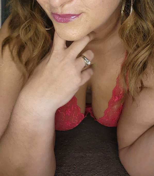 Cute face, chubby waist... Cum checkout new solo vid on OF and judge for yourself. $9 No PPV  All Natural