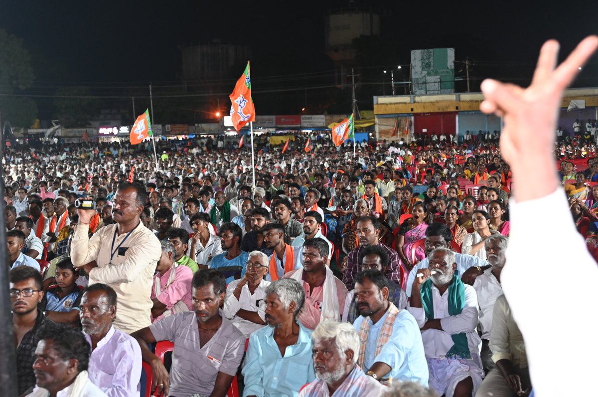 ಹಾವೇರಿ ಜಿಲ್ಲೆಯ ಶಿಗ್ಗಾಂವಿ ಪಟ್ಟಣದಲ್ಲಿ ಇಂದು ಧಾರವಾಡ ಲೋಕಸಭಾ ಕ್ಷೇತ್ರದ ಭಾರತೀಯ ಜನತಾ ಪಕ್ಷದ ಅಭ್ಯರ್ಥಿಯಾದ ಶ್ರೀ ಪ್ರಹಲ್ಲಾದ ಜೋಶಿ ಅವರ ಚುನಾವಣಾ ಪ್ರಚಾರಾರ್ಥವಾಗಿ ರೋಡ್ ಶೋ ನಂತರ ನಡೆದ ಬೃಹತ್ ಬಹಿರಂಗ ಸಮಾವೇಶದಲ್ಲಿ ಭಾಗವಹಿಸಿ ಮಾತನಾಡಿದೆ. ಇದಕ್ಕೂ ಮೊದಲು ತಾಯಿ ಕಿತ್ತೂರು ರಾಣಿ ಚೆನ್ನಮ್ಮನ ಪುತ್ಥಳಿಗೆ ಮಾಲಾರ್ಪಣೆ ಮಾಡಿ