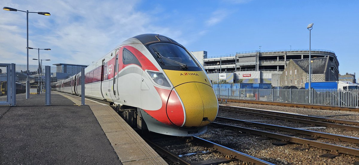Right railway twitter. Let's track 1E30 Aberdeen to Leeds tonight. If you're out and about try and photograph 1e30 as it makes its way to Leeds. @railcamlive @cheggs1978 @jakesocials @LNER #1e30tracker