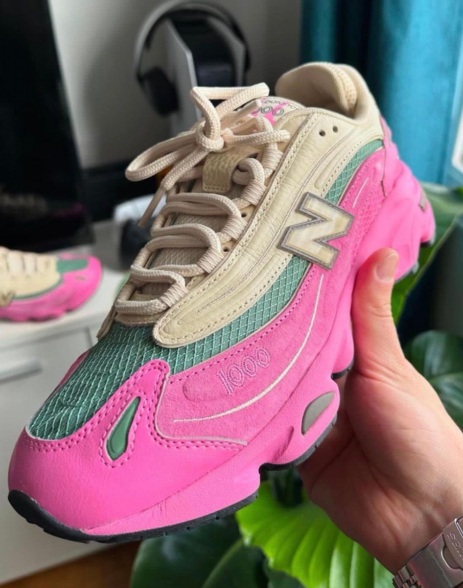 JustFreshKicks's tweet photo. In Hand Look at the Aimé Leon Dore x New Balance 1000 🩷💚 https://t.co/VyghHYqew8 https://t.co/SWgivjdmBQ