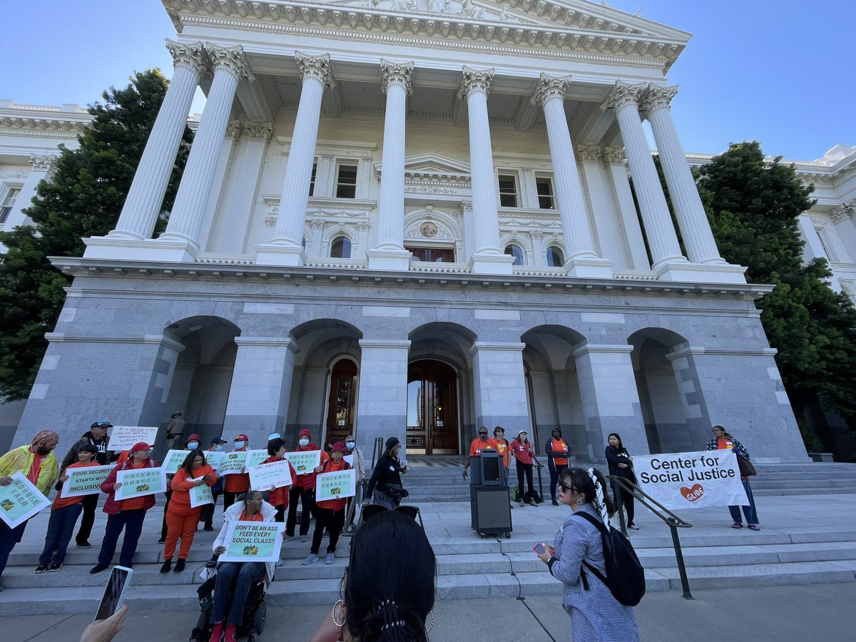 Here at the Capitol for the kick off to #HungerActionDay!!

Mr. Pancake leading a rally chant to #EndHungerNow

#CALeg needs to act now against hunger