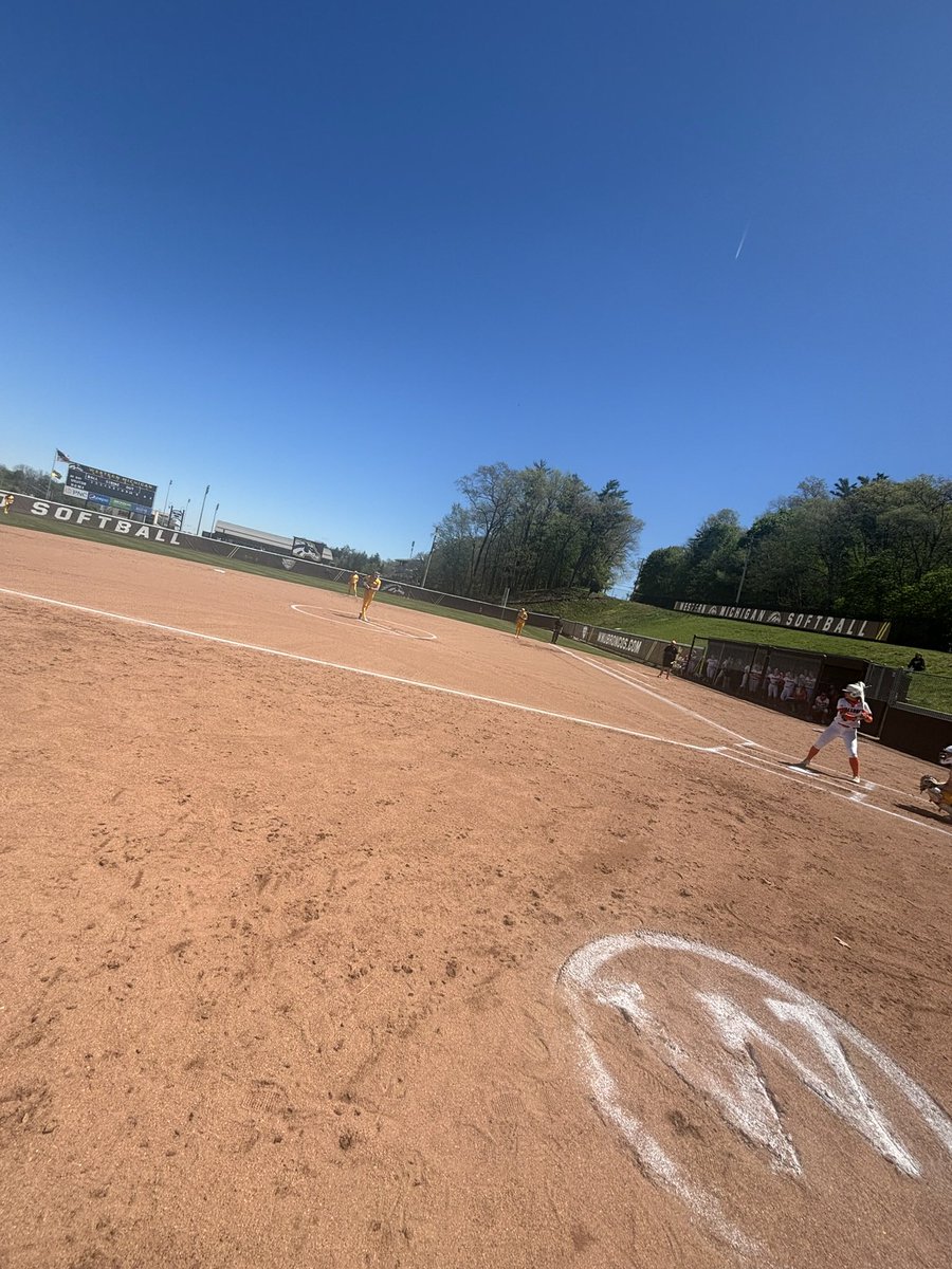 Beautiful day to play ✌🏻

Let’s have a day @WMUSoftball!

#BroncosReign