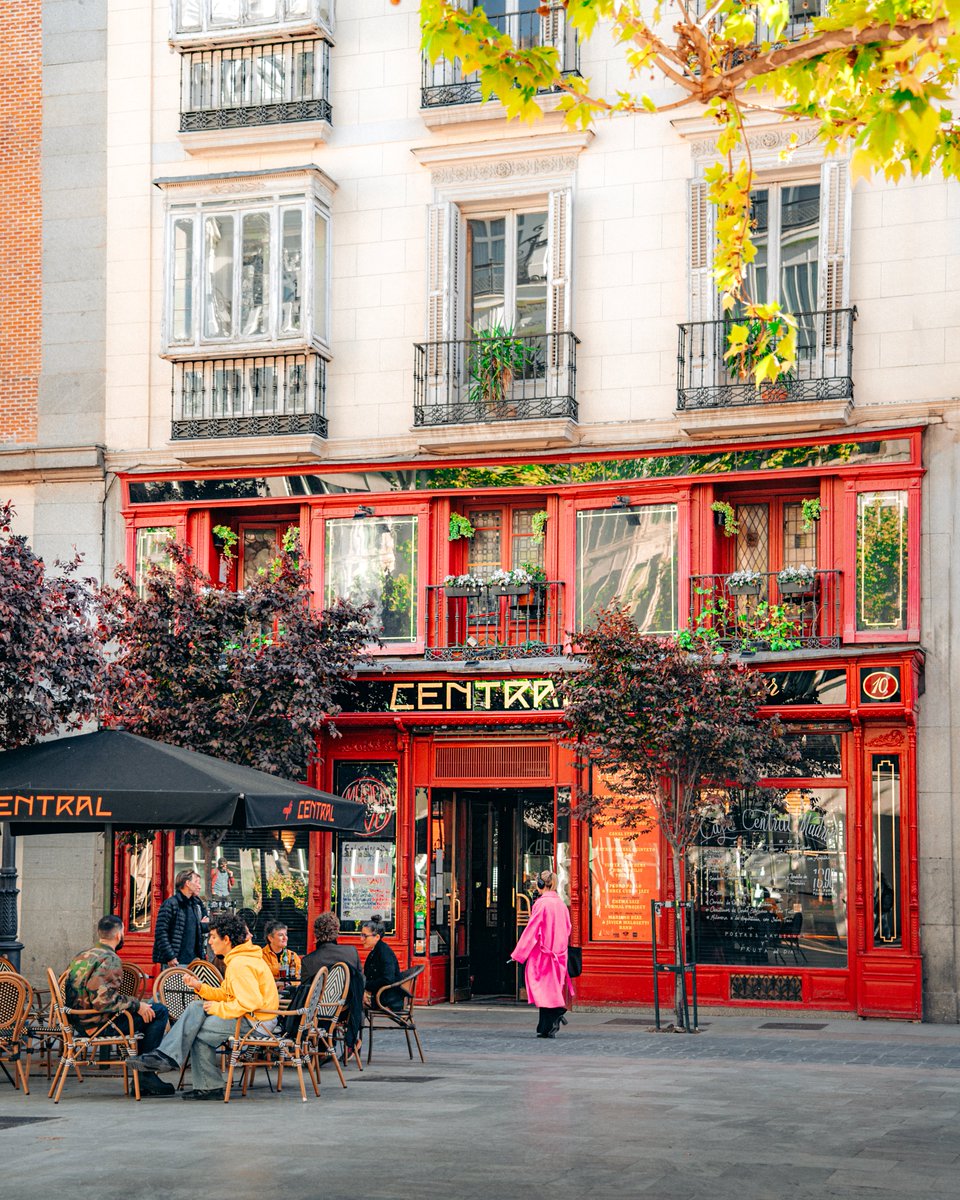 🎺 Con más de cuarenta años de historia, el Café Central es uno de los míticos locales de música jazz en el centro de Madrid, en el que cada día puedes disfrutar de actuaciones en directo. 📍 Plaza del Ángel, 10 #MúsicaEnMadrid #JazzMadrid #CenarenMadrid #Barriodelasletras