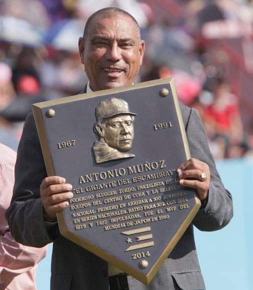 ÚLTIMO MINUTO: Acaban de hacer oficial el nombramiento del legendario pelotero y entrenador cubano Antonio Muñoz Hernández como Héroe Nacional del Trabajo de Cuba. 🇨🇺 El miembro del Salón de la Fama del béisbol cubano. #SerieNacional #BeisbolCubano #OrgulloCubano