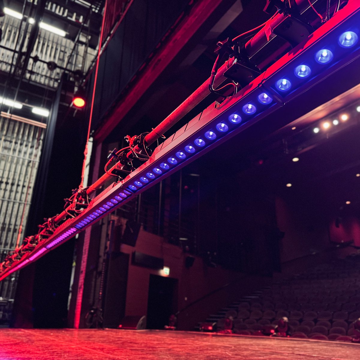 🎭 To the theatre! 🎭

Our brand new @ChauvetPro COLORado Q15 Battens made their debut last week straight from the shelves to the stage at @LighthousePoole ! 🎬🔦

#LightingDesign #TheatreTech #Theatre #Events #WeMakeEvents #Dorset