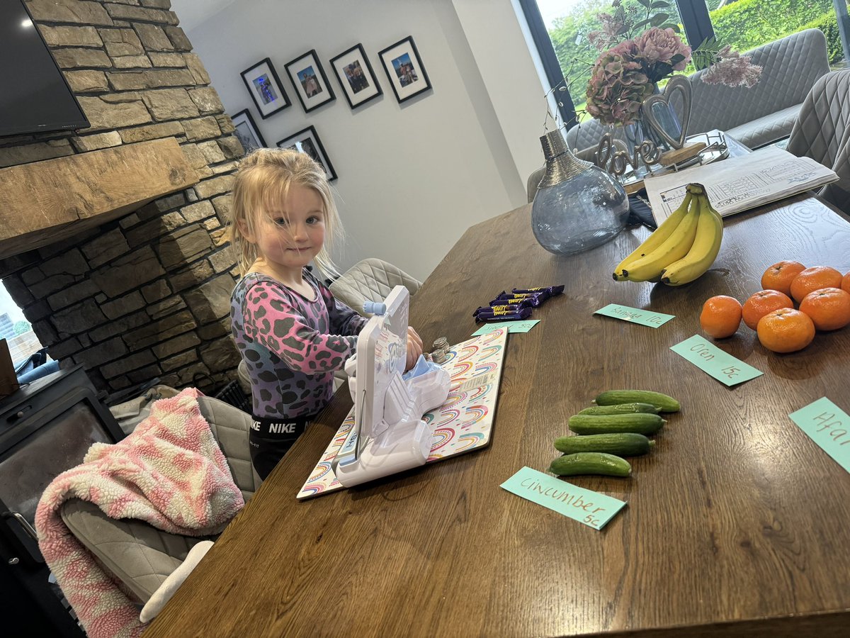 rees_katie's tweet photo. Croeso i shop fi💗 wedi bod yn ymarfer talu gyda arian 
#ysgolycastell #nantcwmsarn #NCSgwaithcartref @Ysgol_y_Castell https://t.co/y4Qf5ChFXl