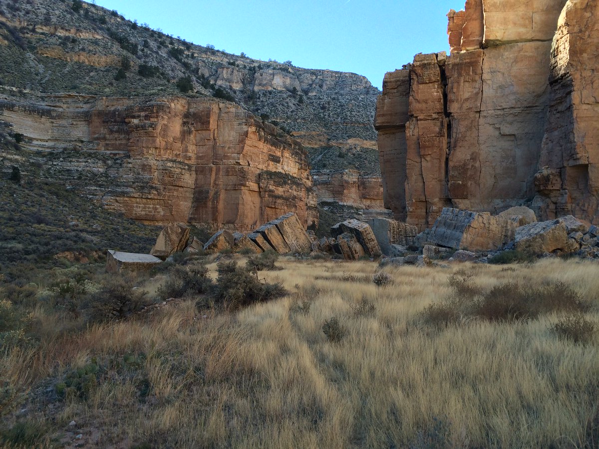 Snake Gulch- Kanab Creek Trail #59. Recommended seasons for visiting are spring to early summer and fall to early winter.  #TrailTuesday #KaibabNationalForest #SnakeGulch