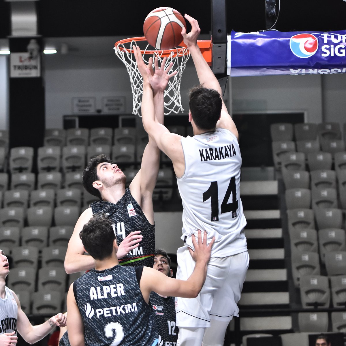 BGL Erkek Takımımız, Play-Off yarı final ilk maçında Aliağa Petkimspor’u 93-76 mağlup etti. 💪

Tebrikler #PotanınKartalları 🦅