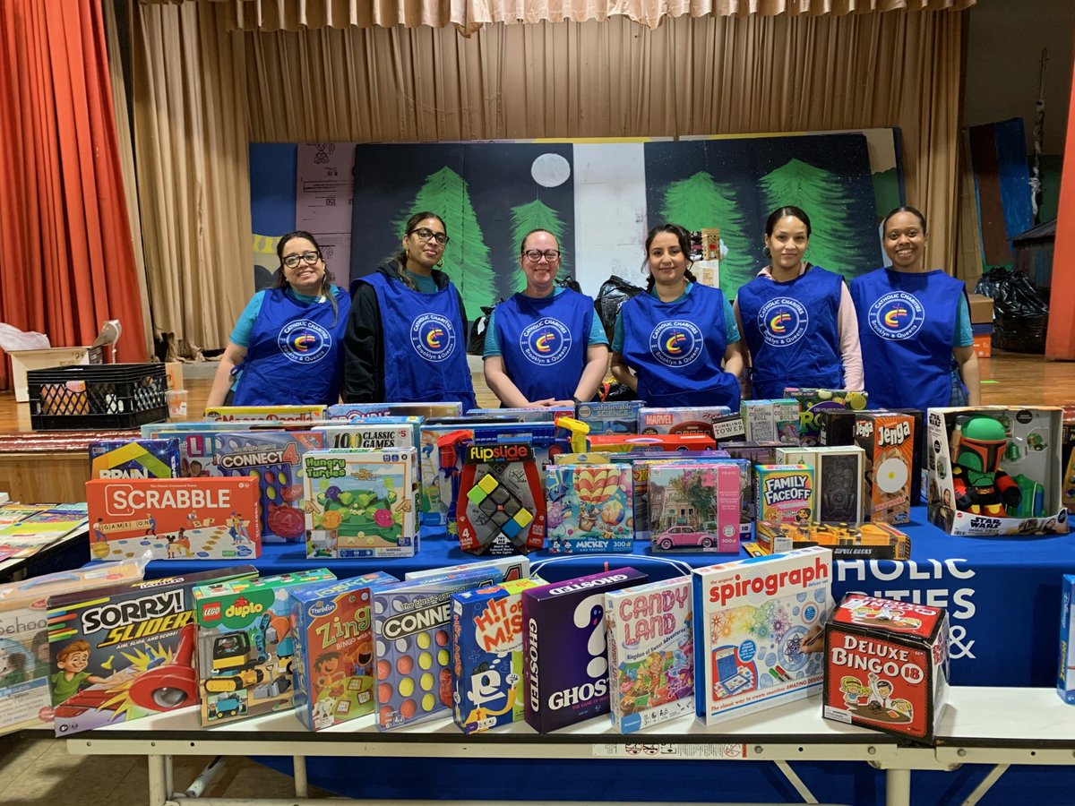 Big shoutout to the amazing volunteers from Liberty Mutual Insurance of the Serve with Liberty Program who spent the day running #EarthDay activities at #CCBQ's #LiveitUp! As a special treat, every child got to pick out a toy! 🌍 @LibertyMutual #BetheSolution #Community