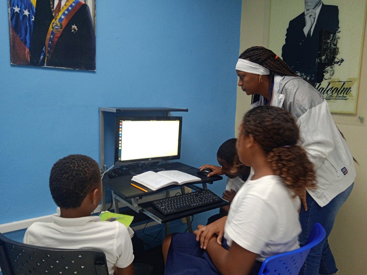 facilitadora de infocentro malcolm x, dicta taller de libreoffice a ninos de la escuela del complejo educativo Jose leonado chirino                                            .#UniónPatriótica
@NicolasMaduro
@Gabrielasjr
@LaRosaInfoVE
@BrigadasCHCH