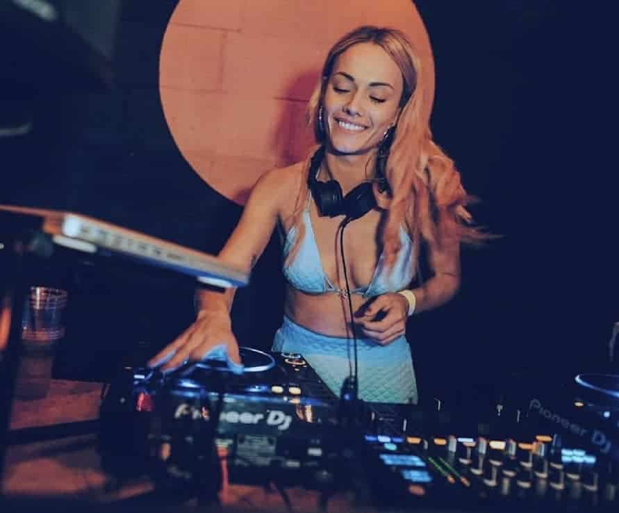 Get the party started with London's own DJ Franks! 🎧💃 Known for her eclectic mix of House, RnB, Hip Hop and Dancehall, she's a hit on Kiss FM and Capital Xtra. Book now to secure her infectious beats for your event! 🎵🎉 #DJFranks #LondonDJ #BookNow
storm-djs.com/djs/franks/